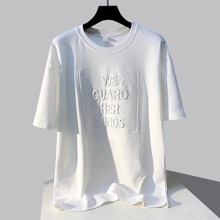 量産型/参戦服/推し活 ゆったりシルエットのエンボス加工ロゴTシャツ