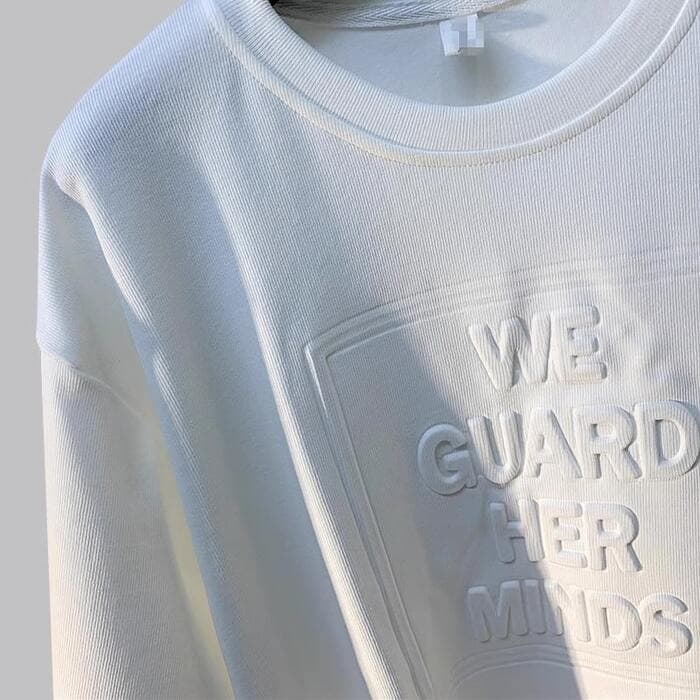 量産型/参戦服/推し活 ゆったりシルエットのエンボス加工ロゴTシャツ