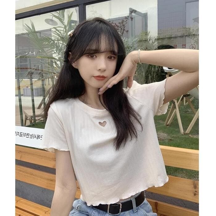 量産型/参戦服/推し活 さりげないフリルがキュートなくりぬきハートTシャツ