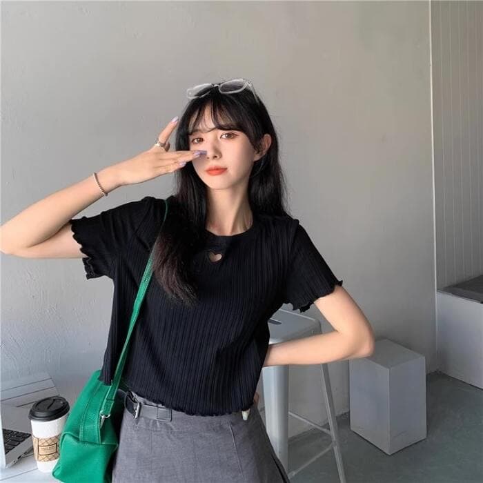 量産型/参戦服/推し活 さりげないフリルがキュートなくりぬきハートTシャツ
