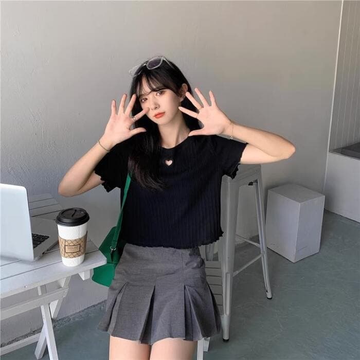 量産型/参戦服/推し活 さりげないフリルがキュートなくりぬきハートTシャツ