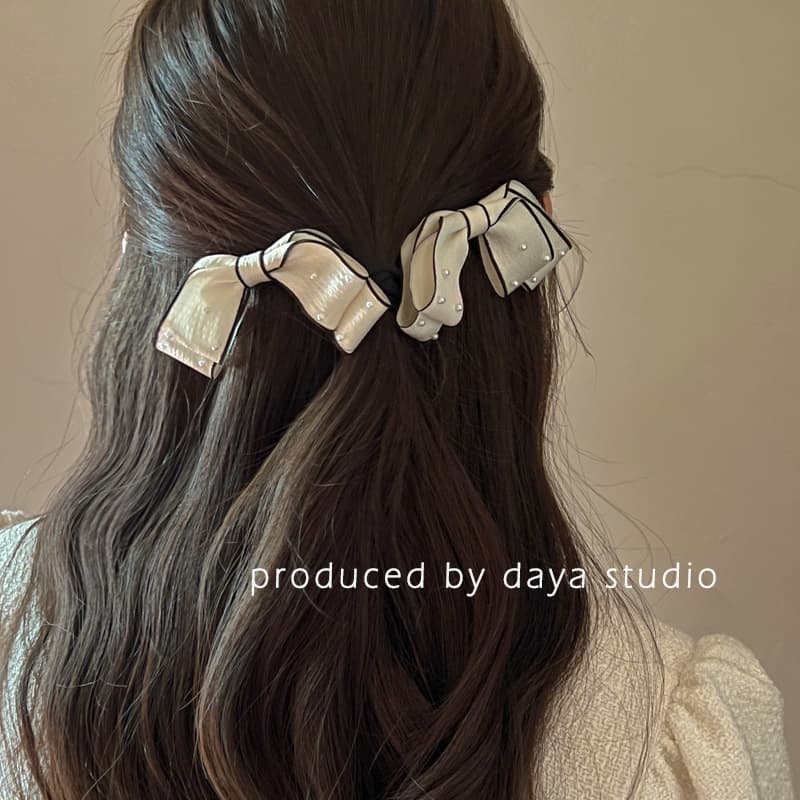 量産型/参戦服/推し活 リボンが特徴的なヘアクリップ