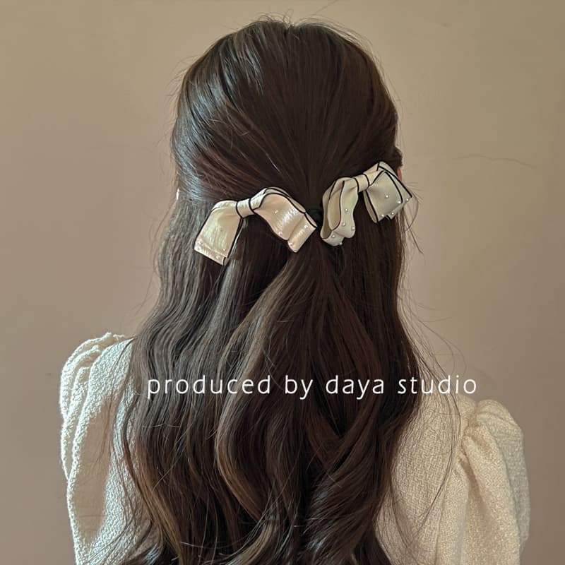 量産型/参戦服/推し活 リボンが特徴的なヘアクリップ